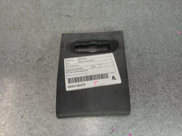 MERCEDES BENZ SPRINTER 10/2006-04/2018 LEFT BODY MOULD UNDER FUEL FLAP