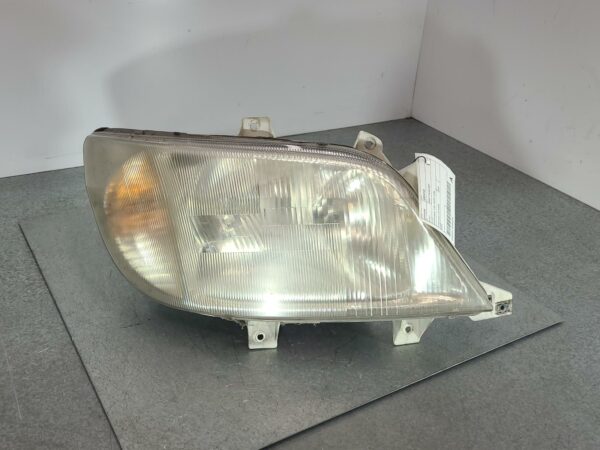 MERCEDES SPRINTER 2000-2006 RIGHT HEADLAMP WHITE BASE, VAN, 05/00-10/06