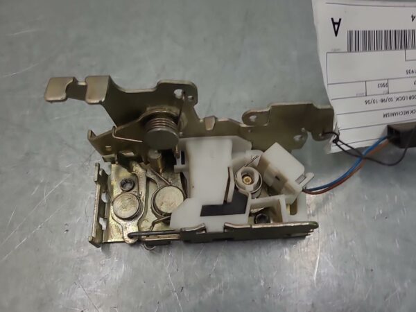 MERCEDES SPRINTER 1998-2006 LOCK MECHANISM RIGHT REAR SLIDE DOOR LOCK, 02/98-10/
