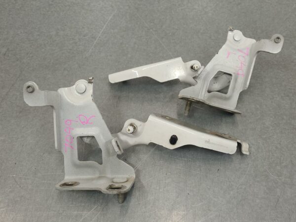 RENAULT TRAFIC 2015-2024 BONNET HINGE/STRUT HINGES (PAIR), X82, 01/15-