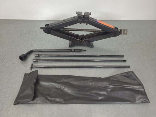 NISSAN NAVARA 2015-2025 JACK/TOOL KIT NP300, 04/15-