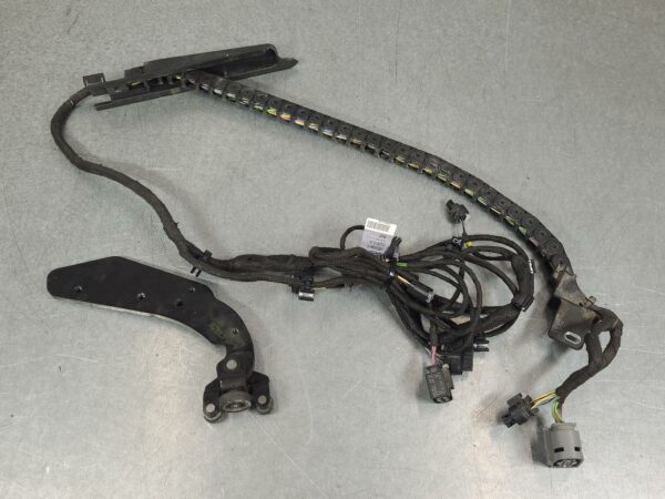 MERCEDES VITO 2015-2024 DOOR HINGE/RUNNER RH SLIDING DOOR ROLLER (LOWER), 447, 0