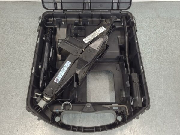 RENAULT TRAFIC 2015-2025 JACK/TOOL KIT X82, 01/15-