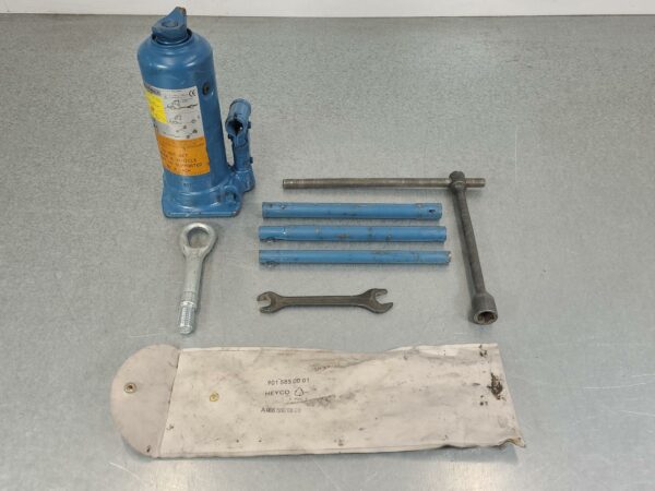 MERCEDES SPRINTER 2006-2018 JACK/TOOL KIT NCV3, 10/06-04/18