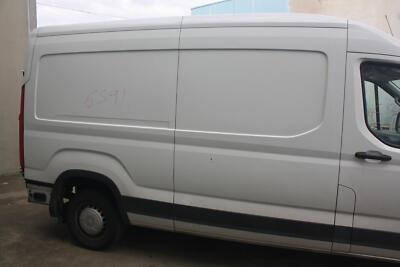 LDV DELIVER 9 07/2020-ON RIGHT FRONT DOOR CLEAN WHITE