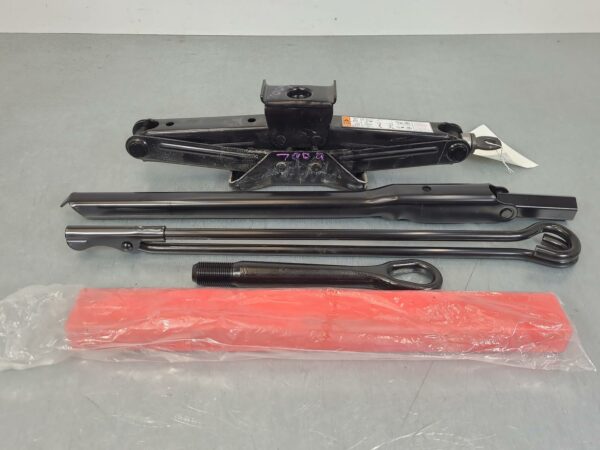 LDV DELIVER 9 2020-2025 JACK/TOOL KIT 07/20-