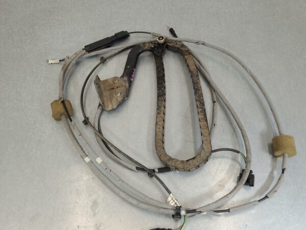 VOLKSWAGEN CRAFTER 2007-2017 DOOR HINGE/RUNNER LOWER, LH SLIDING DOOR ROLLER, 02