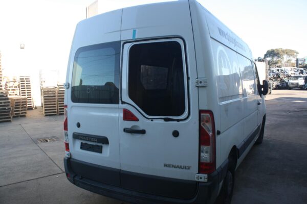 RENAULT MASTER X62 09/2011-ON RIGHT FRONT BODY/DOOR MOULD NEXT TO FRONT DOOR - Image 4