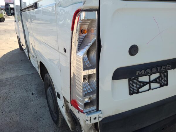 RENAULT MASTER X62 09/2012-ON LEFT BARN DOOR GLASS - Image 9