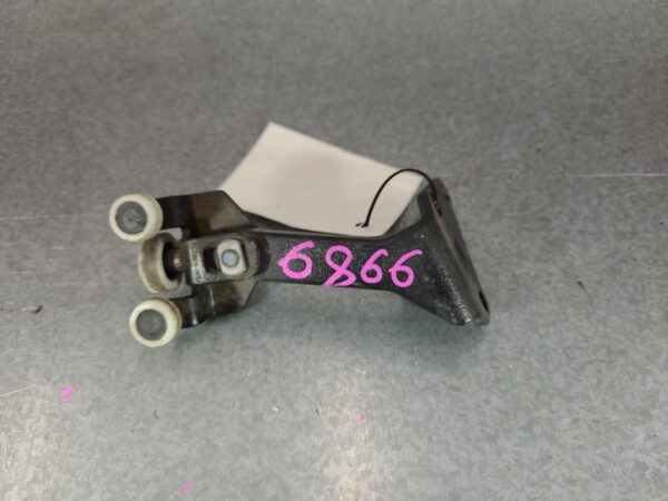 MERCEDES BENZ SPRINTER 10/2006-04/2018 UPPER RIGHT SLIDING DOOR ROLLER VAN - Image 3