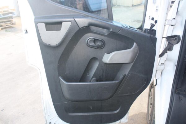 RENAULT MASTER X62 09/2011-ON RIGHT FRONT BODY/DOOR MOULD NEXT TO FRONT DOOR - Image 28