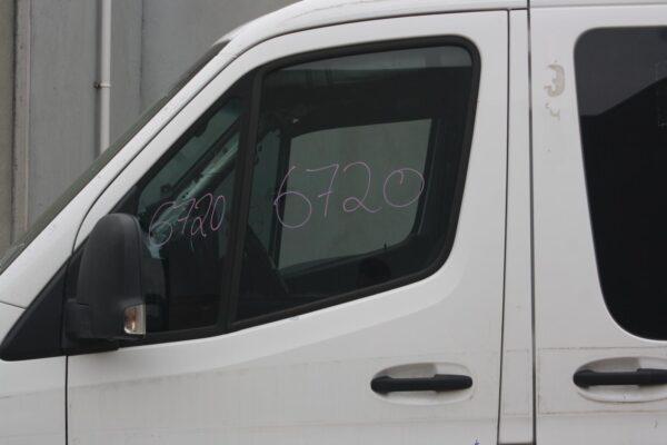 MERCEDES BENZ SPRINTER VS30 05/2018-ON LEFT FRONT 1/4 DOOR GLASS - Image 12