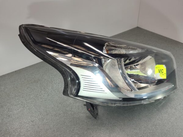 RENAULT TRAFIC X82 01/2015-12/2021 RIGHT HEADLAMP W/ HALOGEN TYPE - Image 2