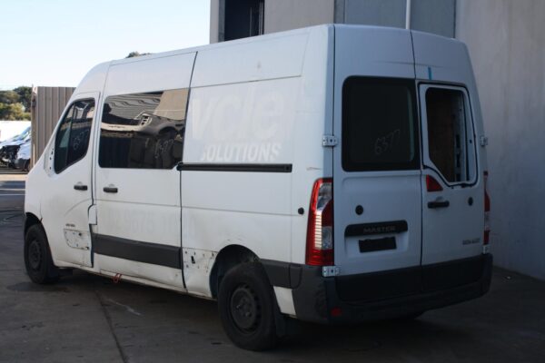 RENAULT MASTER X62 09/2011-ON RIGHT FRONT BODY/DOOR MOULD NEXT TO FRONT DOOR - Image 2