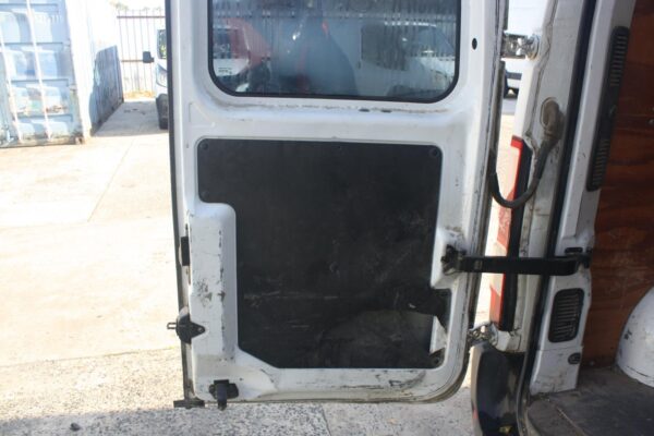 RENAULT MASTER 09/2011-ON LEFT BARN DOOR GLASS NON DIMISTER TYPE - Image 11