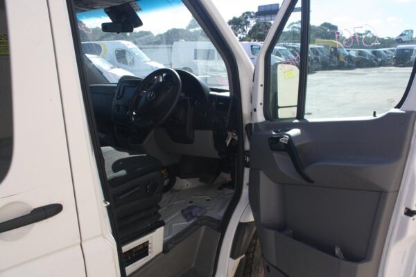 MERCEDES BENZ SPRINTER NCV3 10/2006-04/2018 LEFT FRONT HUB ASSEMBLY - Image 10