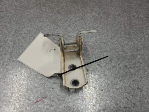 TOYOTA HILUX 03/2005-08/2015 RIGHT REAR DOOR HINGE/RUNNER LOWER - Image 2