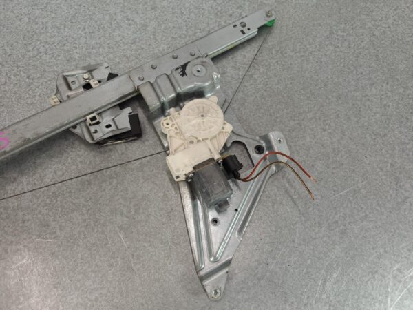 VOLKSWAGEN CRAFTER 02/2007-07/2017 LEFT FRONT WINDOW REGULATOR/MOTOR - Image 3