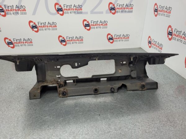 RENAULT TRAFIC X82 01/2015-ON RIGHT UPPER TAILLIGHT SURROUND BARN DOOR TYPE - Image 2