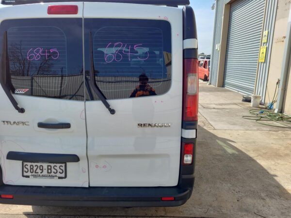 RENAULT TRAFIC X82 01/2015-ON LEFT TAILLIGHT UPPER FILLER PANEL W/ WASHER JET - Image 26