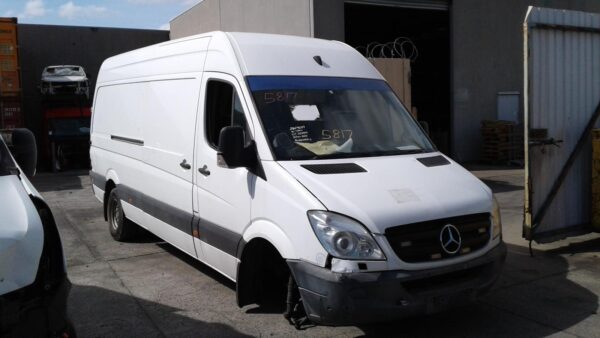 MERCEDES BENZ SPRINTER 10/2006-04/2018 LEFT WASHER JET BRACKET AND HOSE - Image 2