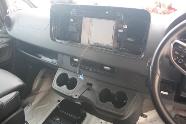 MERCEDES SPRINTER VS30 05/2018-ON BODY/DOOR RIGHT PILLAR MOULD VAN - Image 11