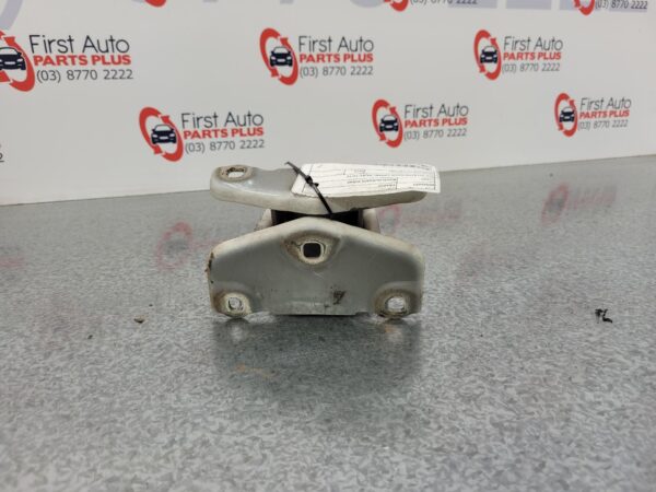 RENAULT TRAFIC 04/2004-12/2014 RIGHT BARN DOOR UPPER HINGE - Image 11