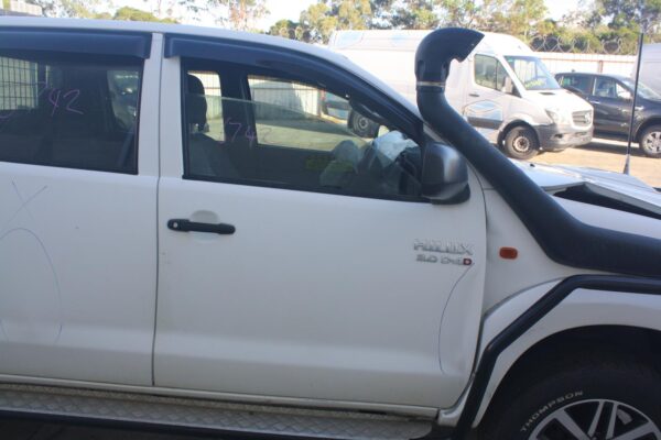 TOYOTA HILUX 03/2005-08/2015 UPPER LEFT REAR DOOR HINGE/RUNNER - Image 28