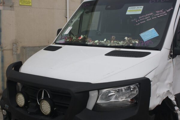 MERCEDES SPRINTER VS30 05/2018-ON RIGHT FRONT QUARTER PANEL MOULD VAN - Image 8