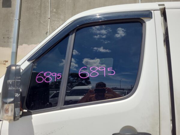 VOLKSWAGEN CRAFTER 02/2007-07/2017 LEFT FRONT 1/4 DOOR GLASS - Image 21