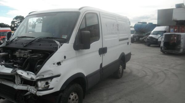 IVECO DAILY VAN 2002-2006 SMALL CENTRE WHEEL COVER/HUB CAP - Image 3