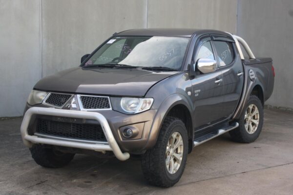 MITSUBISHI TRITON ML-MN 07/2006-04/2015 BONNET HINGES PAIR - Image 2