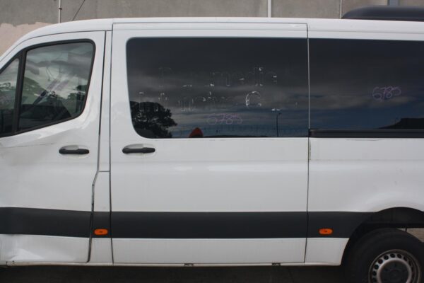MERCEDES SPRINTER VS30 05/2018-ON RIGHT FRONT QUARTER PANEL MOULD VAN - Image 9