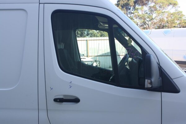MERCEDES BENZ SPRINTER VS30 05/2018-ON RIGHT LOWER FRONT DOOR HINGE/RUNNER - Image 44
