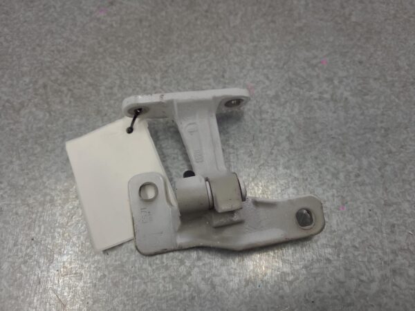 MERCEDES BENZ SPRINTER VS30 05/2018-ON RIGHT LOWER FRONT DOOR HINGE/RUNNER - Image 2