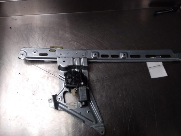 MERCEDES BENZ SPRINTER VS30 05/2018-2024 RIGHT FRONT WINDOW REGULATOR/MOTOR - Image 2