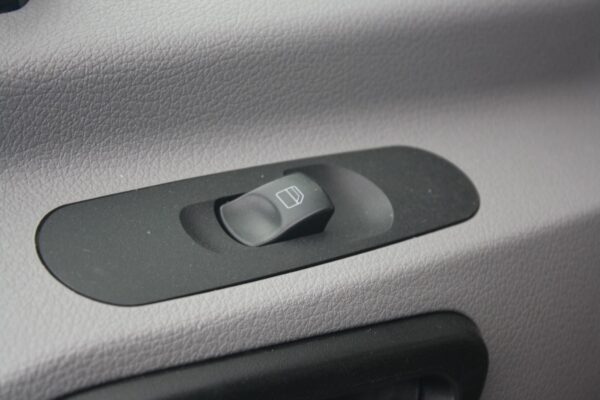 MERCEDES BENZ SPRINTER NCV3 10/2006-04/2018 LEFT FRONT DOOR VAN - Image 12