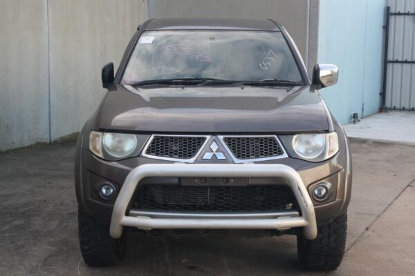 MITSUBISHI TRITON ML-MN 07/2006-04/2015 RIGHT GUARD FLARED NON SNORKEL TYPE - Image 6