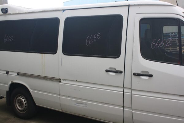 MERCEDES BENZ SPRINTER 02/1998-10/2006 RIGHT FRONT HUB ASSEMBLY - Image 9