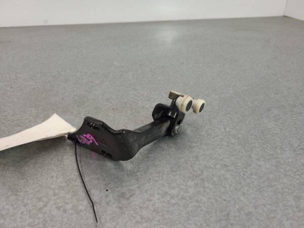 MERCEDES BENZ SPRINTER 10/2006-04/2018 UPPER RIGHT SLIDING DOOR ROLLER VAN - Image 2