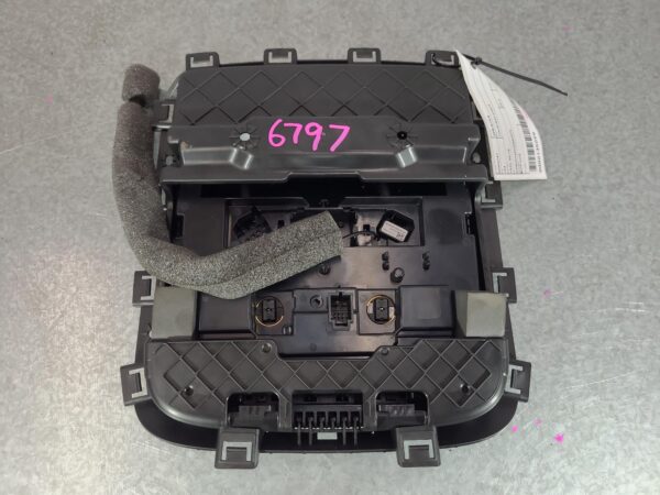 MERCEDES BENZ SPRINTER VS30 05/2018-2024 COURTESY LIGHT - Image 3