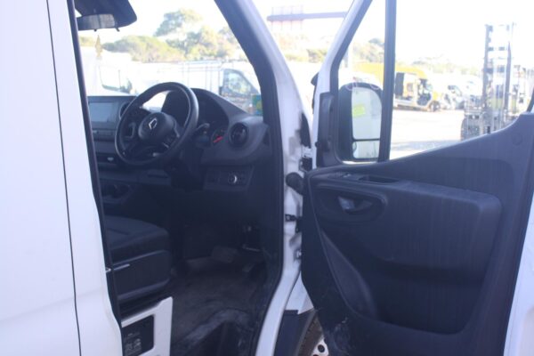 MERCEDES BENZ SPRINTER VS30 05/2018-ON RIGHT LOWER FRONT DOOR HINGE/RUNNER - Image 53