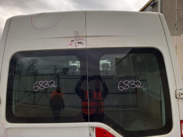 RENAULT MASTER X62 09/2011-2024 RIGHT BARN DOOR GLASS VAN - Image 9