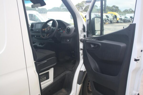 MERCEDES BENZ SPRINTER VS30 05/2018-2024 RIGHT FRONT HUB ASSEMBLY RWD - Image 9