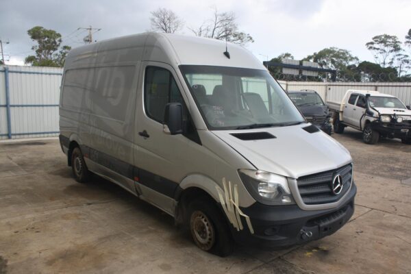 MERCEDES BENZ SPRINTER NCV3 10/2006-04/2018 LEFT FRONT DOOR VAN - Image 2