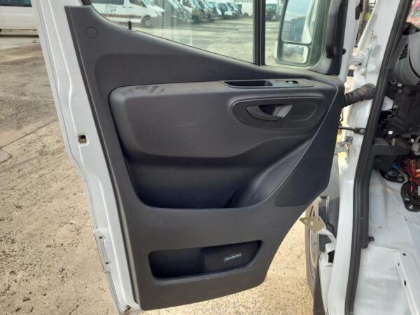 MERCEDES BENZ SPRINTER VS30 05/2018-2024 LEFT FRONT RUBBER SEAL - Image 11