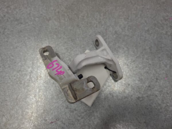 MERCEDES BENZ SPRINTER VS30 05/2018-ON RIGHT LOWER FRONT DOOR HINGE/RUNNER - Image 3