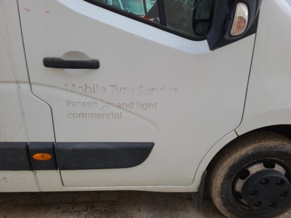 RENAULT MASTER X62 09/2011-2024 LOWER RIGHT FRONT DOOR HINGE/RUNNER - Image 11