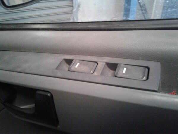 LDV V80 01/2013-12/2018 POWER WINDOW SWITCH LEFT FRONT/LEFT REAR/RIGHT REAR - Image 9