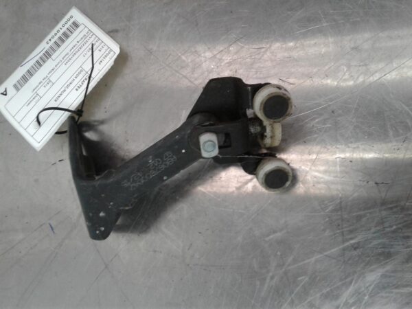 VOLKSWAGEN CRAFTER 2007-2017 DOOR HINGE/RUNNER UPPER, LH SLIDING DOOR ROLLER, 02 - Image 23